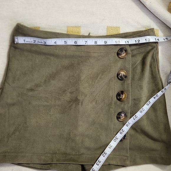 Olive Button-Detail Skort‎ - Picture 2 of 3
